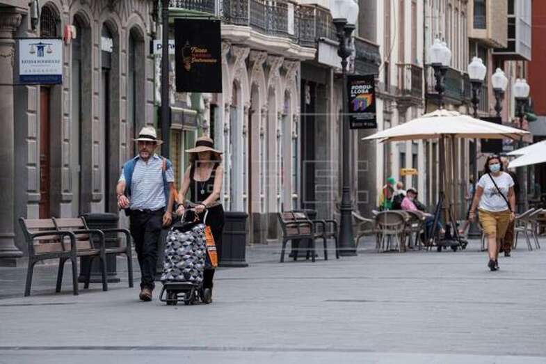 Varias personas con y sin mascarilla pasean por la calle Triana de la capital grancanaria / EFE Ángel Medina G.